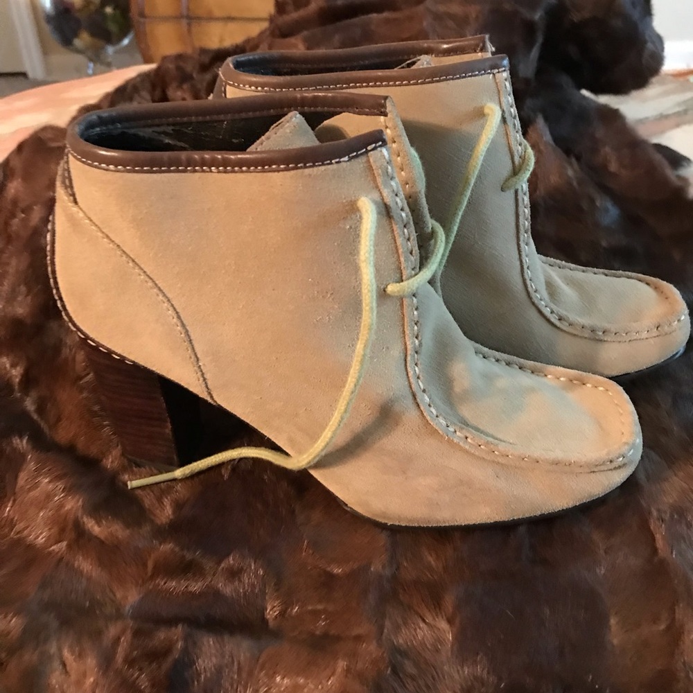 Light beige vintage chug boots. Cute high heel boots.